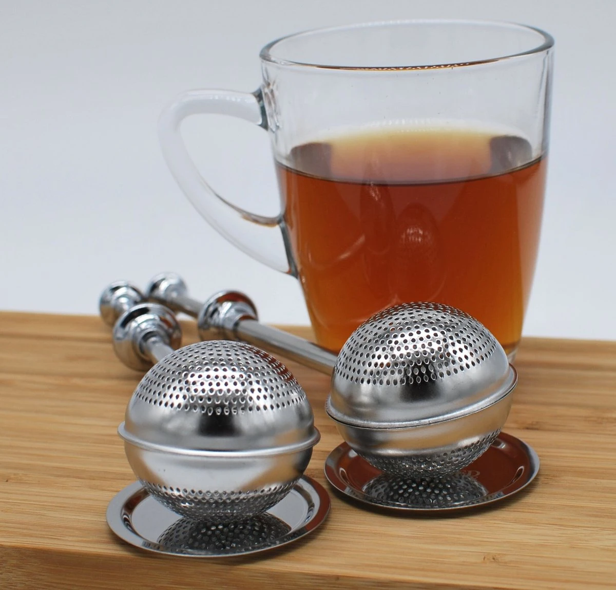 Blended Lifestyle® Theezeef Met Veer - Set Van 2 - Inclusief Lekplaatjes - Geschikt Voor Losse Kruiden 6 Blended Lifestyle® Theezeef Met Veer - Set Van 2 - Inclusief Lekplaatjes - Geschikt Voor Losse Kruiden - Afbeelding 4