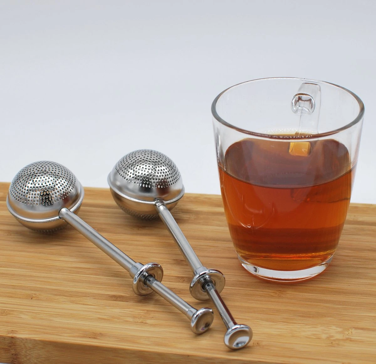 Blended Lifestyle® Theezeef Met Veer - Set Van 2 - Inclusief Lekplaatjes - Geschikt Voor Losse Kruiden 4 Blended Lifestyle® Theezeef Met Veer - Set Van 2 - Inclusief Lekplaatjes - Geschikt Voor Losse Kruiden - Afbeelding 2