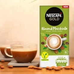 Nescafé Gold Almond Macchiato Oploskoffie - 6 Doosjes à 6 Zakjes -Koffiedranken 1200x1200 271