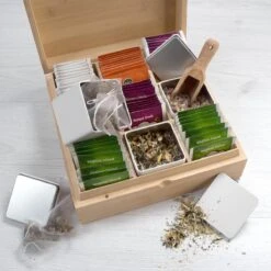 Theedoos Van ZENZYTEA® - Bamboe - Theedoos 9 Vaks - Inclusief 3 Theeblikken Voor Losse Thee - Geschikt Voor Grote & Kleine Theezakjes - Vierkant - Grote Vakken - Luxe Verpakking - Cadeau -Koffiedranken 1200x1200 297