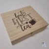 Bymi | Theedoos 12 Vaks | Opdruk But First Tea | Housewarming | Uitzet | Cadeau Voor Haar 1 Bymi | Theedoos 12 Vaks | Opdruk But First Tea | Housewarming | Uitzet | Cadeau Voor Haar -Koffiedranken 1200x1200 333