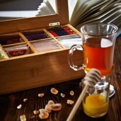 Lumaland Cuisine - Theedoos Van Bamboe - Theebox Met 8 Vakken - Duurzam Decoratief Materiaal - Ca. 28 X 16 X 9 Cm 16 Lumaland Cuisine - Theedoos Van Bamboe - Theebox Met 8 Vakken - Duurzam Decoratief Materiaal - Ca. 28 X 16 X 9 Cm -Koffiedranken 1200x1200 376