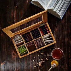 Lumaland Cuisine - Theedoos Van Bamboe - Theebox Met 8 Vakken - Duurzam Decoratief Materiaal - Ca. 28 X 16 X 9 Cm 19 Lumaland Cuisine - Theedoos Van Bamboe - Theebox Met 8 Vakken - Duurzam Decoratief Materiaal - Ca. 28 X 16 X 9 Cm -Koffiedranken 1200x1200 378