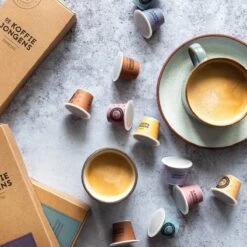 De Koffiejongens - Proefpakket - Nespresso Cups - 100% Biologisch Afbreekbaar - 6x10 Cups - Nespresso Compatible 7 De Koffiejongens - Proefpakket - Nespresso Cups - 100% Biologisch Afbreekbaar - 6x10 Cups - Nespresso Compatible -Koffiedranken 1200x1200 7