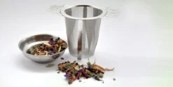Theefilter RVS - Theezeef Losse Thee Voor Kop Of Hele Pot Met Houder En Lekbakje 11 Theefilter RVS - Theezeef Losse Thee Voor Kop Of Hele Pot Met Houder En Lekbakje -Koffiedranken 1200x601