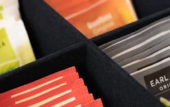 CasaLupo Theedoos Zwart 9-vaks - Met Fluweel - 23 X 23 Cm -Koffiedranken 1200x751