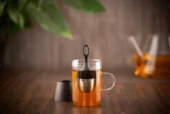 AdHoc Floatea Drijvend Thee-ei - H 130mm - Zwart 24 AdHoc Floatea Drijvend Thee-ei - H 130mm - Zwart -Koffiedranken 1200x800 23