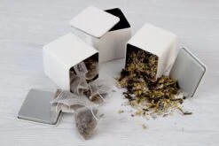 Theedoos Van ZENZYTEA® - Bamboe - Theedoos 9 Vaks - Inclusief 3 Theeblikken Voor Losse Thee - Geschikt Voor Grote & Kleine Theezakjes - Vierkant - Grote Vakken - Luxe Verpakking - Cadeau -Koffiedranken 1200x800 24