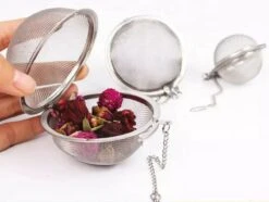 Kruidenei - Kruidenbuil - Kruidenfilter - Kruidenbol - Kruidenzeef - Filter Voor Kruiden - Thee Ei - Theezeef - 5,5CM Doorsnee -Koffiedranken 1200x903 3