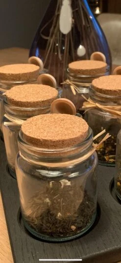 Theeplank Black Edition Met 6 Potjes En Houten Lepel Voor Thee Theeplateau ( Vervanger Van Theedoos ) MeubelZwagerij 8 Theeplank Black Edition Met 6 Potjes En Houten Lepel Voor Thee Theeplateau ( Vervanger Van Theedoos ) MeubelZwagerij -Koffiedranken 554x1200