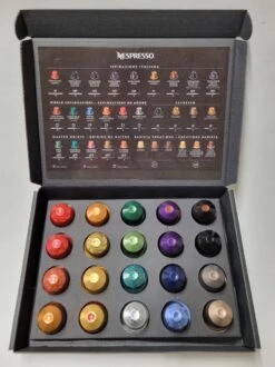 Koffie Proeverij Pakket Met 20 Stuks Verschillende Smaken En Mystery Card 'Enjoy The Sweet Moment' Met Persoonlijke (video) Boodschap | Verjaardag | Sinterklaas | Kerstpakket | Vaderdag | Moederdag | Jubileum | Valentijnsdag 14 Koffie Proeverij Pakket Met 20 Stuks Verschillende Smaken En Mystery Card 'Enjoy The Sweet Moment' Met Persoonlijke (video) Boodschap | Verjaardag | Sinterklaas | Kerstpakket | Vaderdag | Moederdag | Jubileum | Valentijnsdag -Koffiedranken 899x1200 2