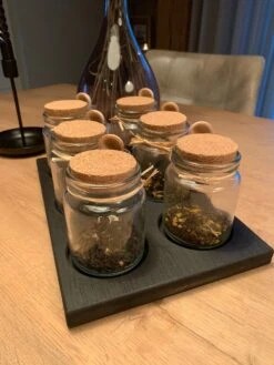 Theeplank Black Edition Met 6 Potjes En Houten Lepel Voor Thee Theeplateau ( Vervanger Van Theedoos ) MeubelZwagerij 11 Theeplank Black Edition Met 6 Potjes En Houten Lepel Voor Thee Theeplateau ( Vervanger Van Theedoos ) MeubelZwagerij -Koffiedranken 900x1200 9